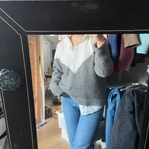 Tjocktröja  - Grå och vit tröja från Stradivarius. Storlek S men den år lite oversize i modellen.