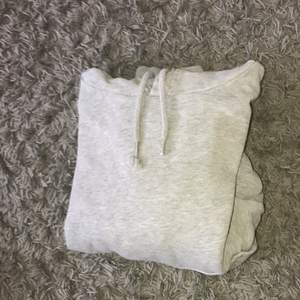 Säljer denna grå hoodie pågrund av att jag inte får någon användning av den ❤️ köparen står för frakt♥️ skriv vid intresse✌️