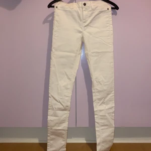Jeans  - Vita jeans som aldrig är använda bara råkat att jag tagit bort lappen ändå! Men det är i bra skick! Skulle säga att dem passar en 34, säljer för 120 eller buda! Köparen står för frakten 