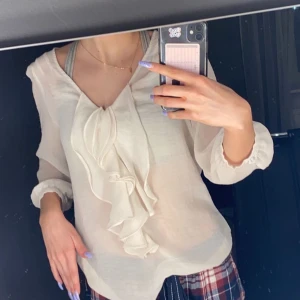 Blus - Jätte fin blus från zara med volanger. Säljer pga inte min stil!