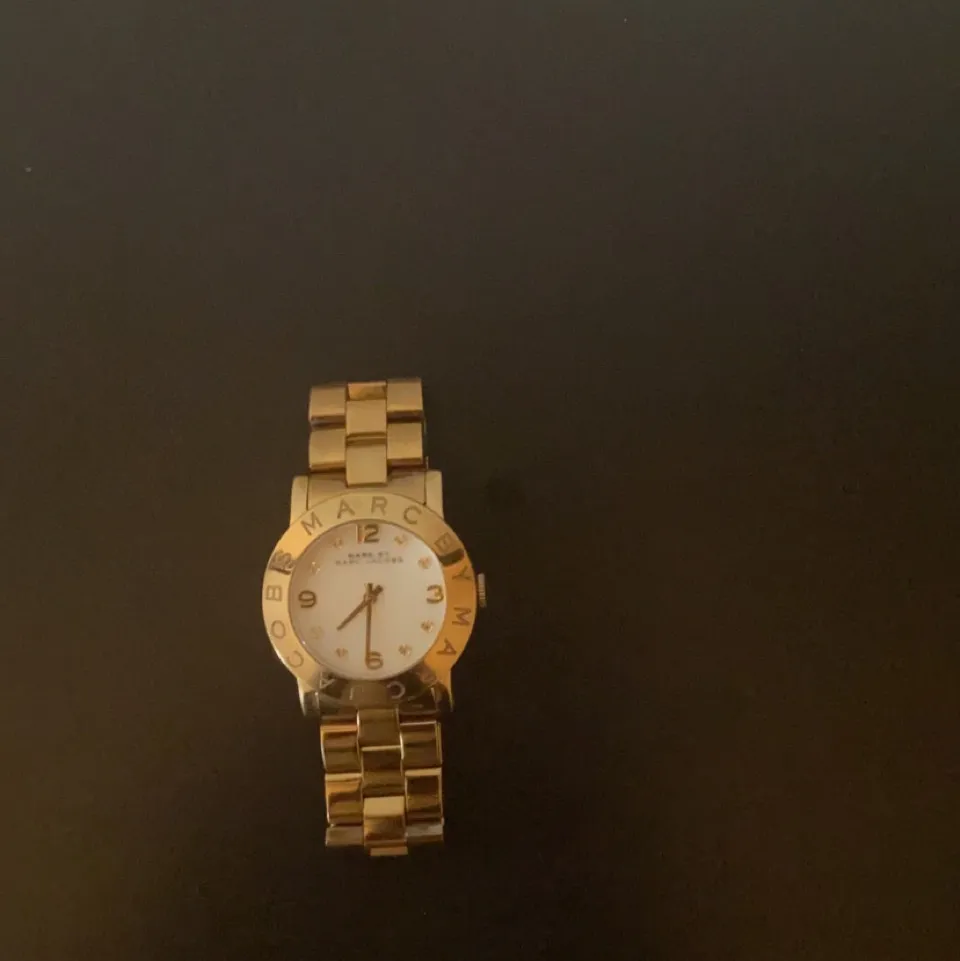 Säljer en äkta marc Jacobs klocka. Köpt 2016, använt den ett fåtal gånger. Så man kan säga att den är i nyskick. . Övrigt.