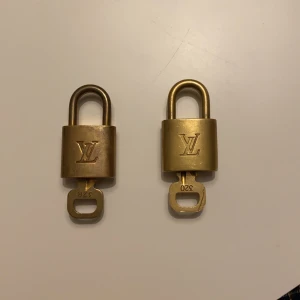Louis vouitton lås - Säljer dessa 2 LV lås, bra skick för att ha funnits så pass länge, riktigt coola imo. Dem kostar 299kr styck men köper du båda kan priset diskuteras, först till kvarn!