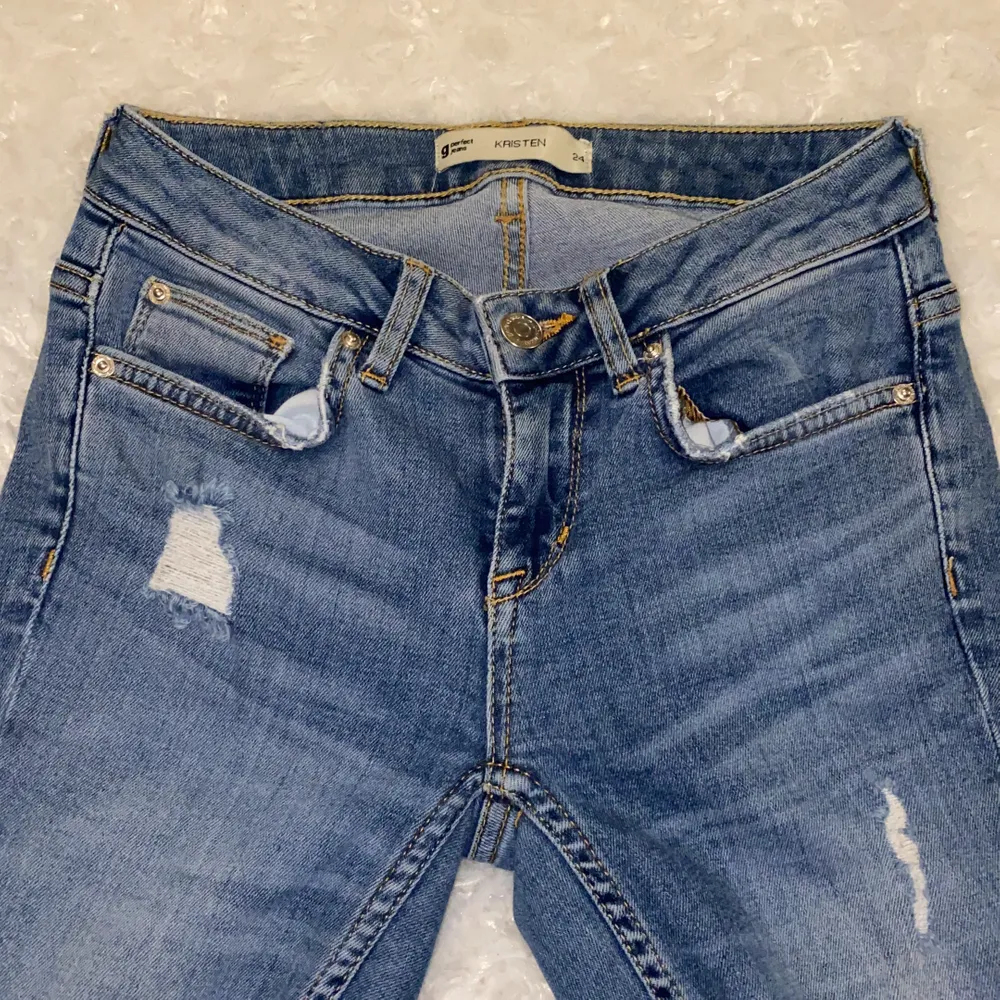 Tighta jeans med hål från Gina tricot i storlek W.24, modell Kristen 💜💜 Lågmidjade. Jeansen är i mycket fint skick och är använda enstaka gånger, säljer då jag inte kan ha dessa längre. Samfraktar gärna med andra plagg och betalning sker via Swish <33. Jeans & Byxor.