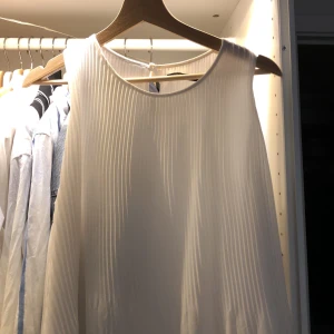 Topp storlek S - En plisserad topp från Zara i ok skick. 