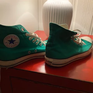 Gröna Converse - Converse i bra skick bara lite smutsiga. Säljer pga att jag redan har massa andra converse. Om du har några frågor eller vill se flera bilder är det bara att säga 😁