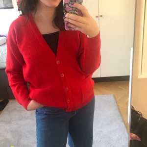 Vintage Kofta  - Jätte skön vintage kofta. Står storlek 46 på lappen, men skulle säga att det är en M/L beroende på hur man vill att den ska sitta. Har ett litet hål på ärmen, se sista bilden. Inte upptäckt några fler hål, men risken finns då de är en gammal kofta. Frakten är inräknad i priset. 