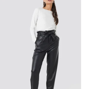 Paperbag pants - Snygga byxor från NAKD, nypris 740:- 