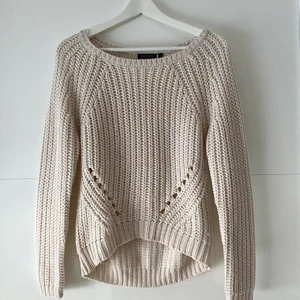 Snygg stickad tröja - Säljer denna snygga stickade tröjan. Som ny, endast använt någon gång. Storlek S. Köparen står för frakt 💞