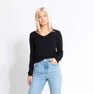 V ringad tröja - Säljer min jättefina tröja som inte kommit till så mycket användning tyvär. Storlek S men skulle säga att den mer passar M beronde på hur man vill att den ska sitta❤️