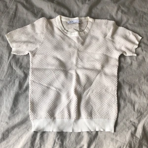 Zara topp - Säljer min Zara topp som är i ett fint skick. Den är perfekt för våren och sommaren och passar till allt. Buda ifrån 100kr! Budgivningen avslutas tisdag 20.00
