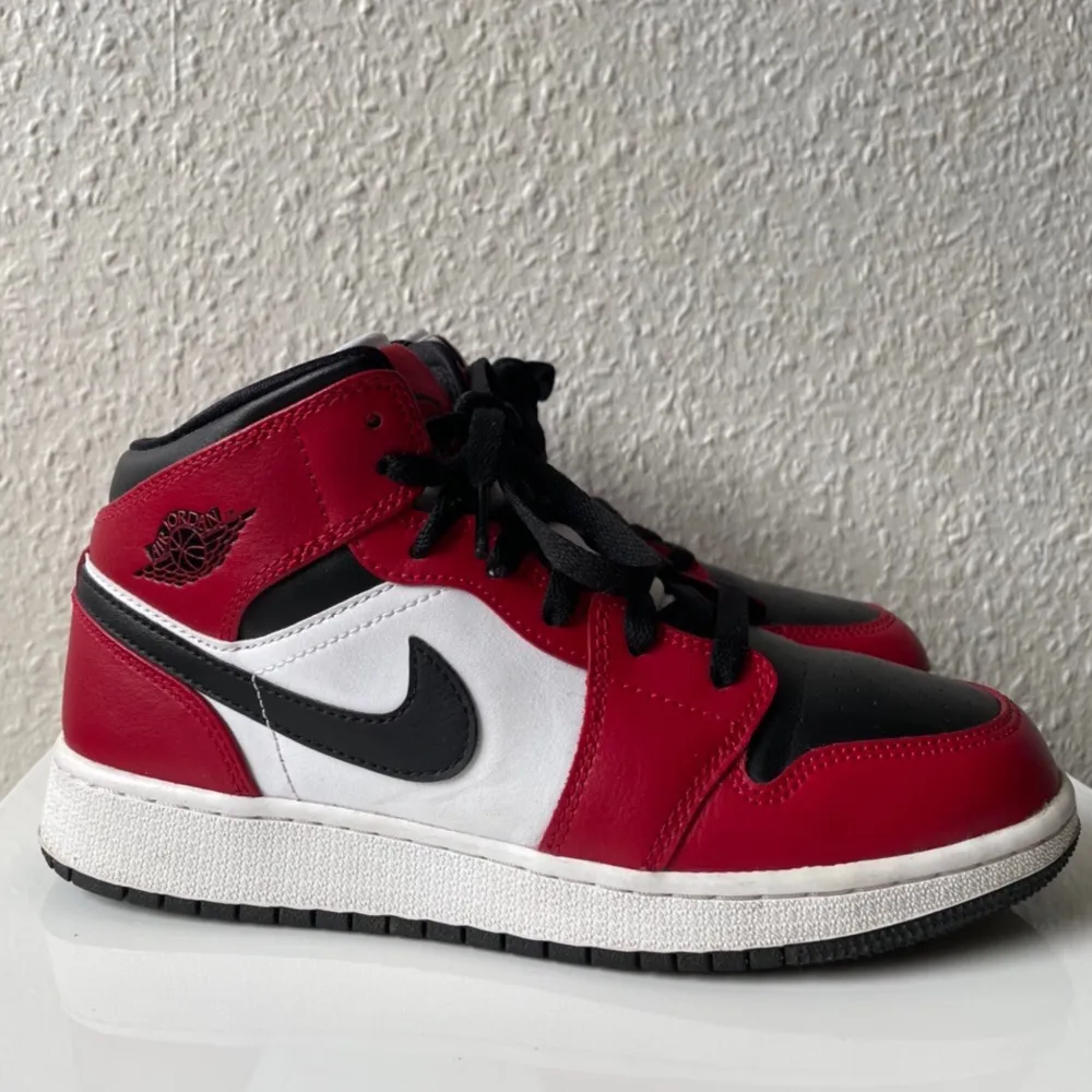 a pair of Jordan 1 mids chicago  size uk 5 (38) . Skor.