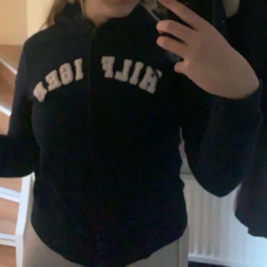 TOMMY HILFIGER KOFTA - Skitsnygg Tommy hilfiger kofta Storlek S men passar mig som vanligtvis har storlek M 🥰 200kr 