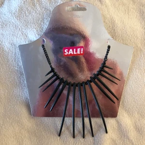 Svart halsband - Halsband jag köpte från H&M för något år sen som tyvärr aldrig kommer till användning :/ Är ju en snygg statement piece 💞