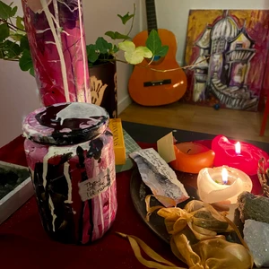 Konst - Säljer allt på bilden förutom gitarren. Målningen i bakgrunden samt akrylmålade flaskor samt burkar. 