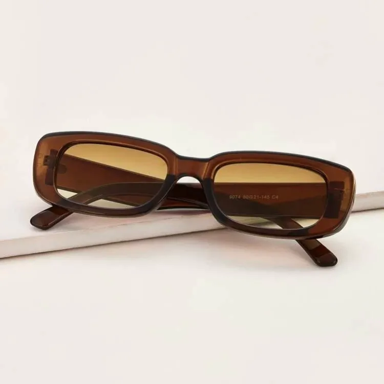 Ett par bruna solbrillor som är helt nya!! Passar skitbra nu till våren!!🌸 Säljer för råkade beställa 2 par! Om du är intresserad eller behöver fler bilder är det bara att kontakta mig!!🥰🥰. Accessoarer.