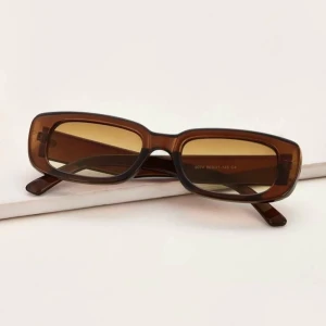 Solglasögon - Ett par bruna solbrillor som är helt nya!! Passar skitbra nu till våren!!🌸 Säljer för råkade beställa 2 par! Om du är intresserad eller behöver fler bilder är det bara att kontakta mig!!🥰🥰