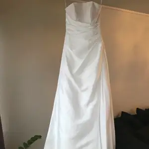Brudklänning i storlek 36 från minion. Säljes pga inställt bröllop