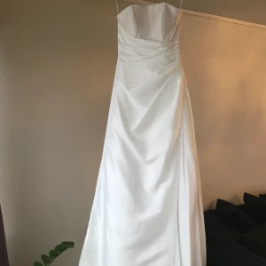 Brudklänning storlek 36 - Brudklänning i storlek 36 från minion. Säljes pga inställt bröllop