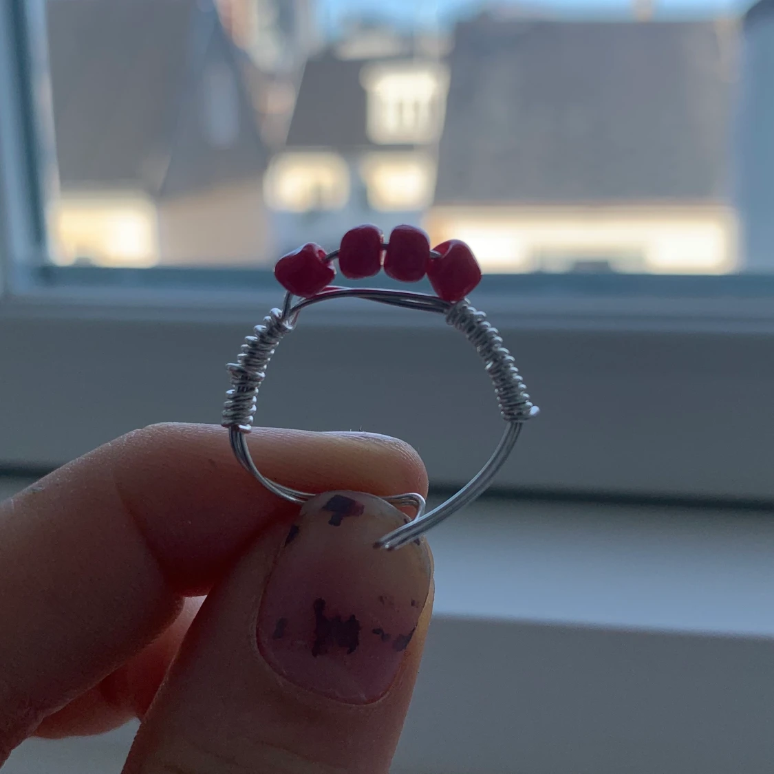 Ring med röda pärlor