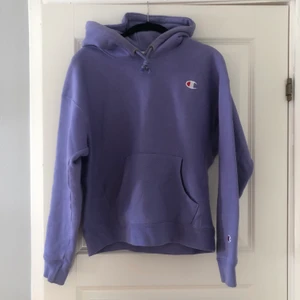 Champion hoodie Medium - Varm hoodie som passar storlek M men passar även xs och S om du vill ha en mer oversize look. Den är köpt i LA för ca 500kr  men säljes pga jag har växt ur den tyvärr. Skriv i pm för mer info/bilder. Köparen står för frakt😊