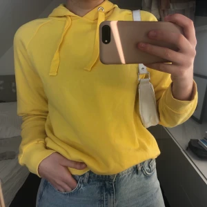 Gul hoodie i Strl M - Gul hoodie från Ginatricot💖 Helt oanvänd👍🏼