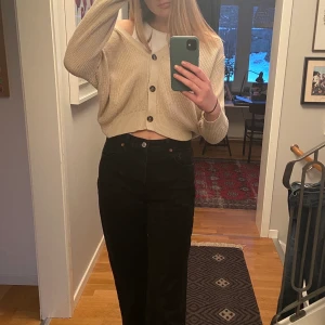 Stickad beige kofta - Frn Lager 157. Använd men i fint skick. Stl S