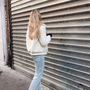 Super fin TEDDY JACKA - SUPER fin Teddy jacka i riktigt bra skick, passar allt mellan XS-M! Buda eller köp direkt för 250kr, startpris 200kr. Köpt i Paris!