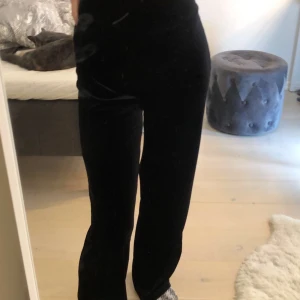 Byxor  - Ett par as snygga sametsbyxor som tyvärr inte kommer till användning. Köpte de från bikbok för nåt år sen o de finns inte kvar att köpa men säljer de för 100kr men pris går att diskutera. Är i storlek XS men passar som S/M/L då de är VÄLDIGT stretchigt material 