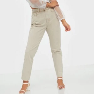 Dagny Mom Jeans - Säljer mina beiga mom jeans från ginatricot i strl 34 som knappt är använda. Har även ett par blåa också i samma modell och strl. 