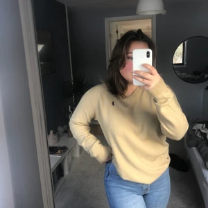 Ljusbrun stickad Ralph lauren pullover  - Vringad ljusbrun Ralph lauren pullover. Ganska liten i storleken. Köparen står för frakt, buda gärna i kommentera💞