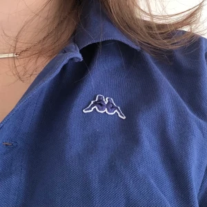 blå kappa tröja - vintage kappa pikétröja<3   skick: som ny, inga defekter storlek: XS, S, M   kostnad: 150kr+frakt  märke: kappa  kontakta i DM om intresserad pris går att diskutera  samfraktsalternativ finns även mötasupp i Blekinge