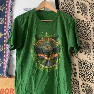 Black Crows t-shirt - Grön black crows t-shirt med tungt motiv! 