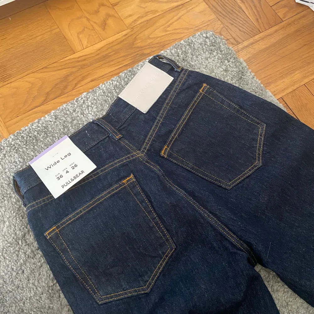 Helt nya jeans från pull&bear som va förstora för mig😭Dom är helt slut på hemsidan. Midjemått är 64.. Jeans & Byxor.