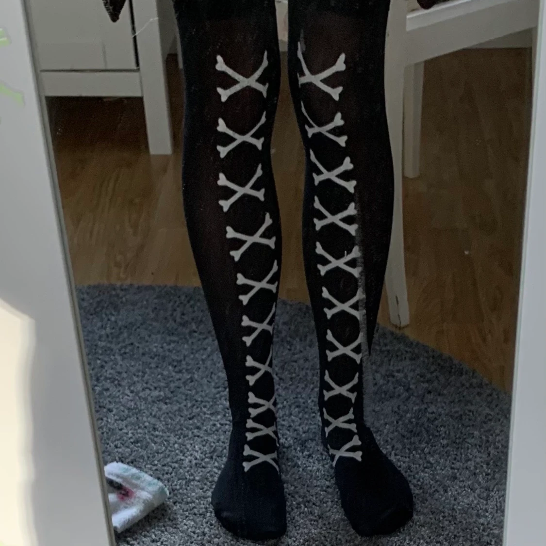 svarta knästrumpor med skelett - 90