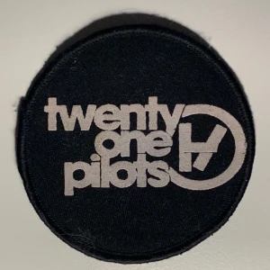 Äkta Twenty One Pilots märke - Jätte fin å enkelt att sätta på ett annat klädesplagg. Köptes som merch på konsär.