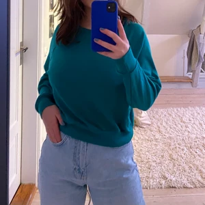 Sweatshirt  - Blå sweatshirt från bikbok. I stl XS men sitter ganska oversized och sjukt skönt material! Först till kvarn😊