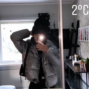 Silvrig Jacka från Sixth June Paris - Säljer min silvriga jacka med silver och svarta detaljer, finns även en avtagbar huva. Jag är ca 175cm lång och jackan sitter bra på mig men den är lite oversized så skulle nog passa de flesta storlekar :) Kan mötas upp i Norra Stockholm eller skickas.