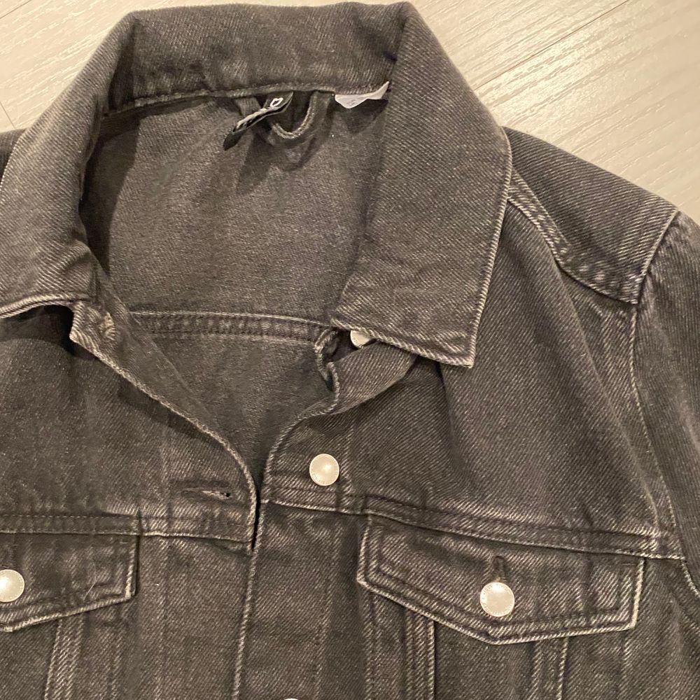 Black jean jacket from H&M in size S. Never worn and in perfect conditionđ„ . Jackor.