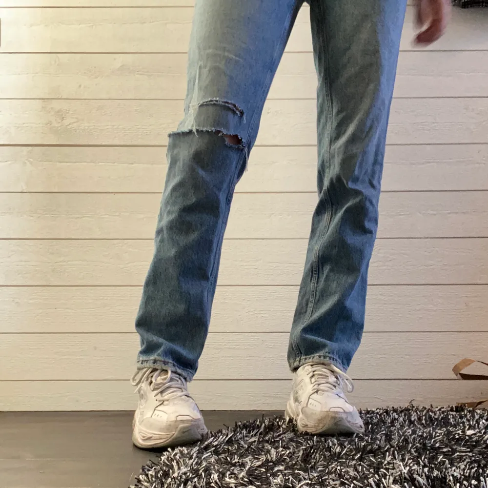 Ett par Jeans i storlek 36 från Gina! I byxorna står det ingen modell, men de är raka, bara att fråga om fler bilder! Hål över höger knä . Jeans & Byxor.