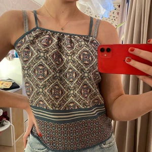 Mönstrat linne - Gulligt ljusblått linne med mönster, passar snyggt till blå jeans! strl 152 som är som xs/s. Frakt tillkommer!