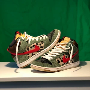 Nike SB Dunk Dog Walker - Nike SB Dunk Dog Walker Pris: 2199kr (fri frakt) Skick: 8/10 EU 41 US 8 No Box, bara skorna och vita skosnören som medföljer Kan mötas upp i Stockholm eller FRI FRAKT!