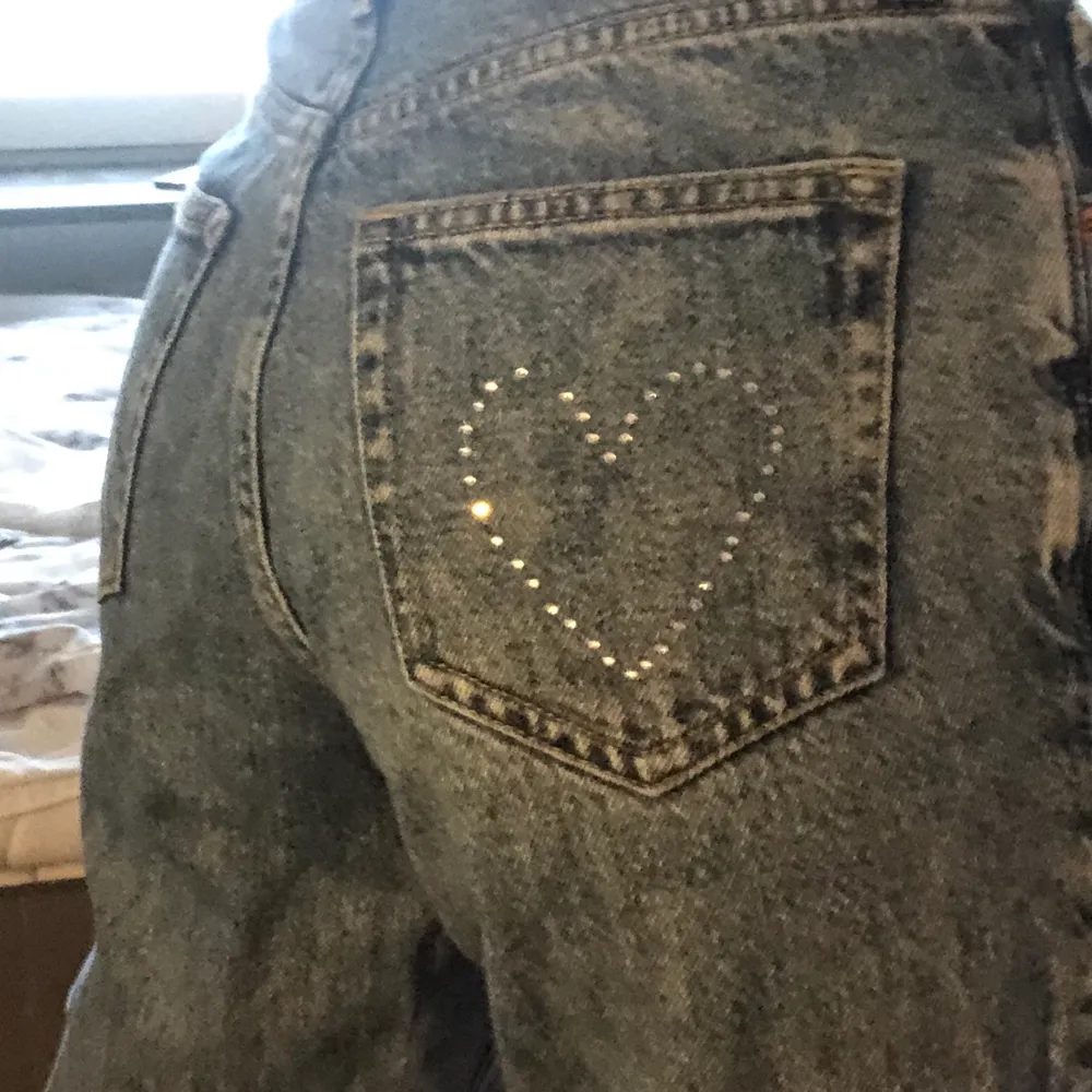 Jätte skarmiga jeans med diamanter på ena fickan säljer för att det inte kommer till användning. Skriv för bättre bilder🥰❤️😊. Jeans & Byxor.