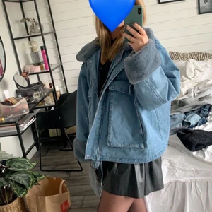 Intressekoll - Intressekoll på denna populära slutsålda jeansjacka med päls ifrån hm, storlek xs-m, endast använd några gånger, kom med bud! Högsta bud: 670kr
