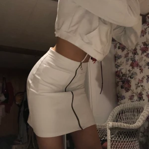 Vot kjol - Väldig fin propert. jätte bra skick. inte min stil alls och alldrig använt. det är en riktig dragkedja som funkar hela vägen ner