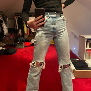 Zara jeans - Jättefina och populära zara jeans, storlek 34. Börja buda från 200kr, buda i kommentarerna! Jag är 177 cm och dom går ner till marken. Kontakta vid frågor!