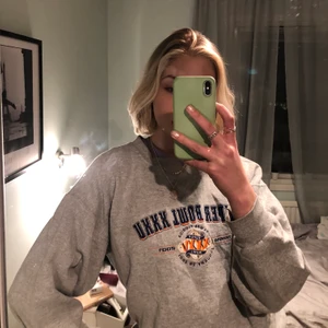 PUMA Super Bowl sweater  - Puma tröja med Super Bowl text köpt i Oslo på den populära butiken Good Vibes Vintage nyligen för 450kr. Säljer pga köpte för mycket när jag var där så prislappen är kvar och jag har själv bara prövat den. Buda från 200kr :) 