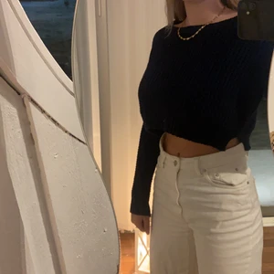 Cropped tröja  - Marinblå stickad, croppad tröja🤩 från Ginatricot, storlek xs