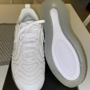 Nike air max 720 storlek 40 dam - Helt nya nike Air Max 720 i storlek 40. Jag beställde hem dessa från JD Sports men dom passade inte mig. Jag har precis bara satt på mig dom och gått runt lite i huset men dom funkar inte för mig. Jag hade beställt hem dom för att gymma i men skorna är mer gjorda för att användas till vardags. Skorna funkar säkert till killar också.