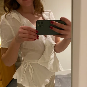 Vit blus - Helt oanvänd, jättesöt vit, omlottblus från H&M i storlek S :)