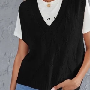 Stickad väst - Bilden är lånad från sidan den köptes på, den är lite åt de mörkgråa hållet 